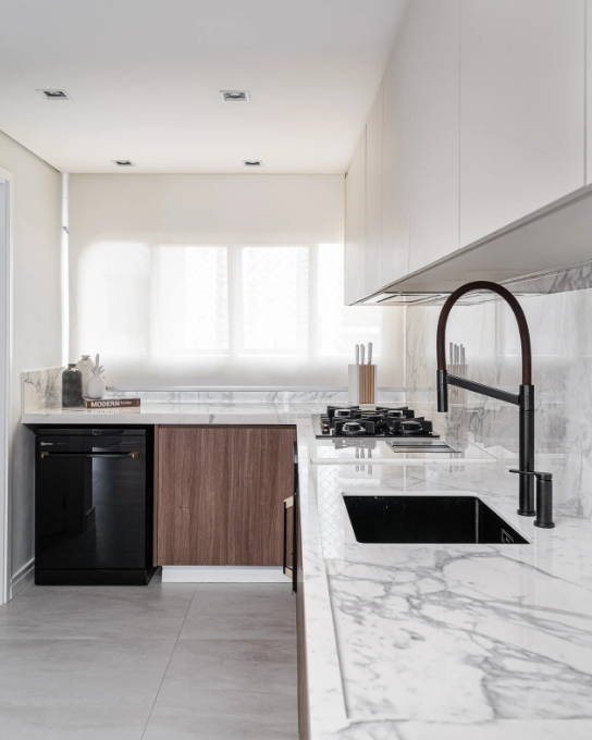 7. A ventilação precisa estar prevista no projeto da cozinha em L – Foto: Flávio Dias | Projeto: Vanessa Vidal Arquitetura