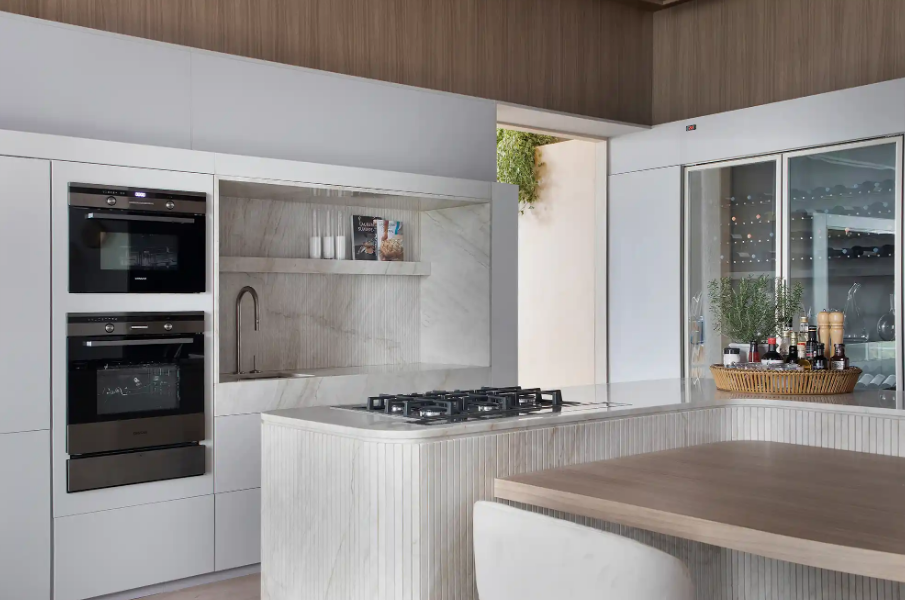 9. Forno embutido e micro-ondas formam a torre quente e concentram as funções de cocção em um ponto – Foto: MCA Estúdio/CASACOR | Projeto: Nejaim Azevedo