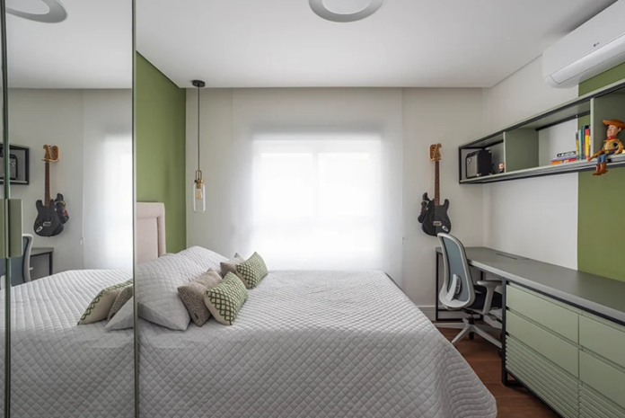 12. Repita materiais e tons do quarto para integrar a escrivaninha ao ambiente – Foto: Thiago Travesso