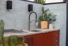 Torneira gourmet: saiba o que é e como escolher a ideal para o seu projeto A torneira gourmet tem origem nas cozinhas profissionais, onde durabilidade e alcance são exigências básicas – Foto: JP Image | Projeto: Duda Senna Arquitetura e Decoração