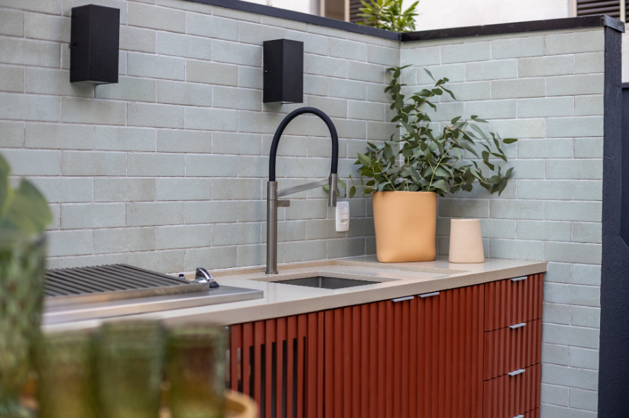 A torneira gourmet tem origem nas cozinhas profissionais, onde durabilidade e alcance são exigências básicas – Foto: JP Image | Projeto: Duda Senna Arquitetura e Decoração
