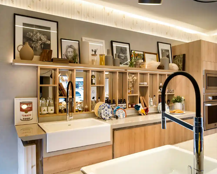 A escolha entre bancada e parede deve considerar o layout do espaço antes da execução do projeto hidráulico – Foto: Romulo Fialdini/CASACOR | Projeto: Murilo Lomas