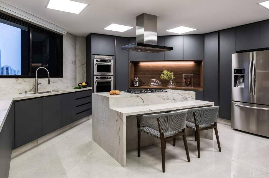 A bica alta amplia o vão entre a saída de água e o fundo da cuba – Foto: Renato Navarro | Projeto: Erica Salguero Arquitetura