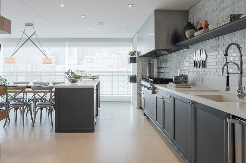 A torneira gourmet pode ser instalada também na área gourmet – Foto: Thiago Travesso | Projeto: Mès Arquitetura