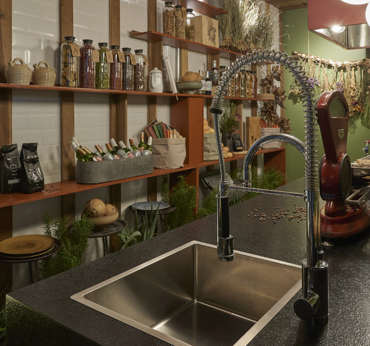 Essa torneira gourmet tem dois jatos: um delicado para lavar verduras e frutas e outro concentrado para limpar utensílios – Foto: Jomar Bragança/CASACOR | Projeto: Paula Guimarães