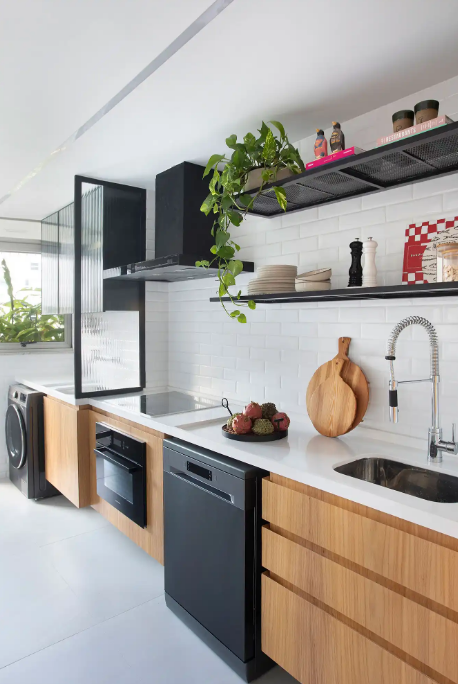 Monocomando ajusta temperatura e vazão, enquanto o bicomando separa os controles de água quente e fria – Foto: Juliano Colodeti, do MCA Estúdio/CASACOR | Projeto: MAR arquitetura