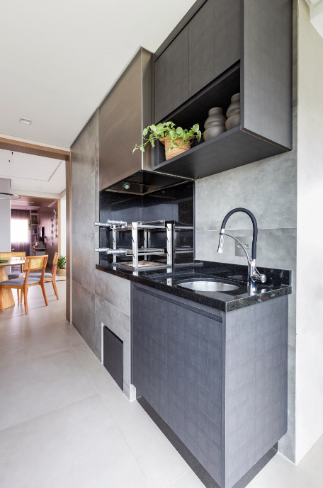 A cozinha é o destino mais comum, mas a torneira gourmet também tem lugar em varandas e áreas externas – Foto: Mariana Camargo | Projeto: Leticia Garin Arquitetura