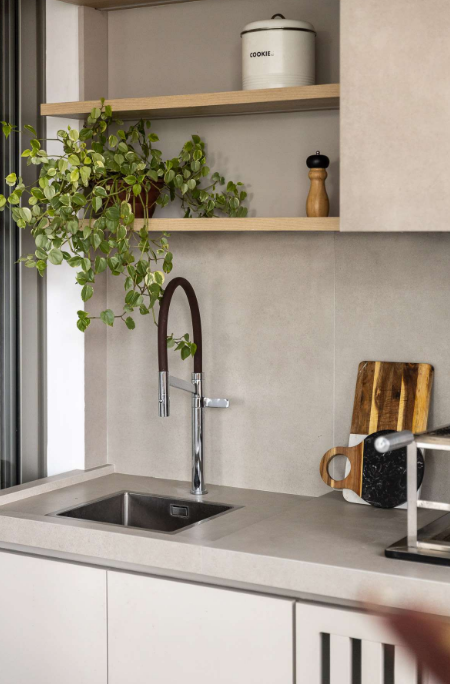 Escolha a torneira gourmet considerando cuba, pressão, material e acabamento – Foto: JP Image | Projeto: Carolina Gava