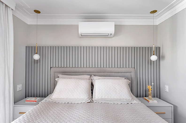 Branco e cinza criam uma base limpa que valoriza texturas e móveis – Foto: Gustavo Award | Projeto: Thamires Moleiro Interiores