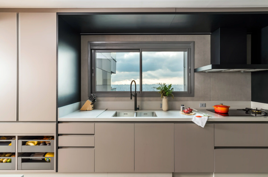 O cinza suaviza o preto e impede que o espaço fique carregado – Foto: Renato Navarro | Projeto: Érica Salguero