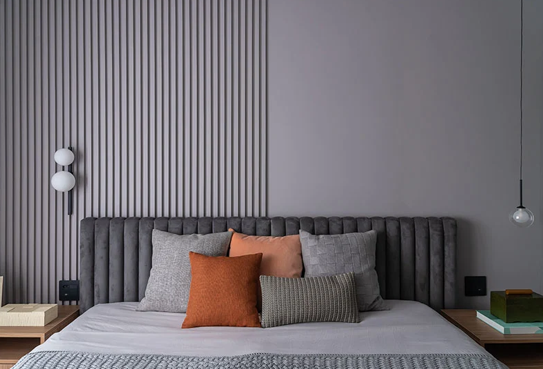 Cores quentes quebram a sobriedade do cinza – Foto: Erika Urbino | Projeto: Mari Milani + Arquitetas