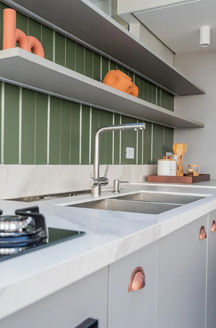 O cinza representa estabilidade e sobriedade na psicologia das cores – Foto: Erika Urbino | Projeto: Mari Milani + Arquitetas