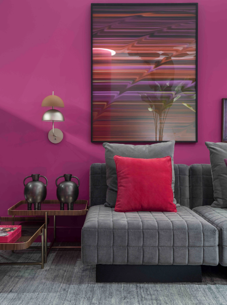 Vasos, quadros e almofadas rosa já transformam um ambiente com a cor cinza – Foto: Romulo Fialdini/CASACOR | Projeto: Brunete Fraccaroli Arquitetura & Interiores