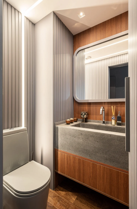 A madeira potencializa o cinza ao trazer textura e calor tátil – Foto: Flávio Dias | Projeto: Vanessa Vidal Arquitetura