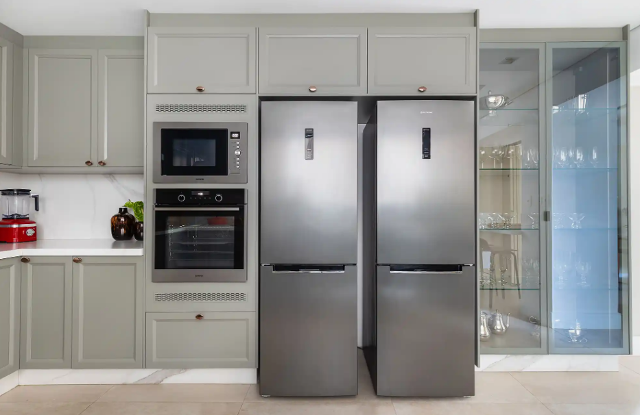 Cinza claro nos armários cria uma cozinha com visual limpo e organizado – Foto: Fernando Crescenti/CASACOR | Projeto: Tetriz Arquitetura e Interiores