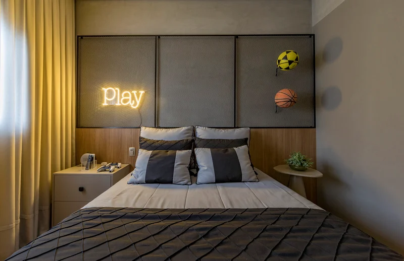 O cinza no quarto cria identidade sem disputar atenção com objetos pessoais – Foto: Rita Bonanata | Projeto: Casa 707 Interiores