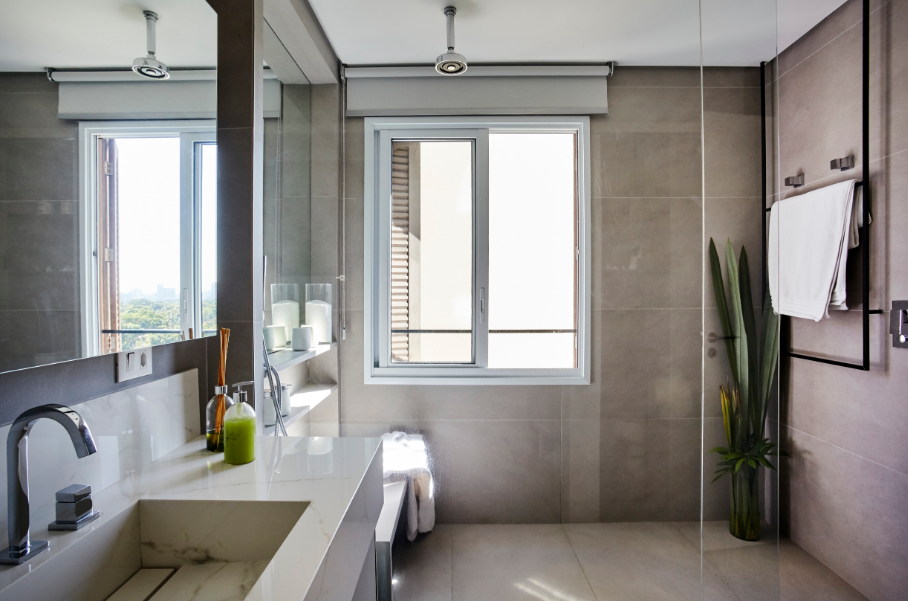 Metais cromados ao lado do cinza claro combinam bem em qualquer tamanho de banheiro – Foto: Illana Bresser | Projeto: Juliana Fabrizzi