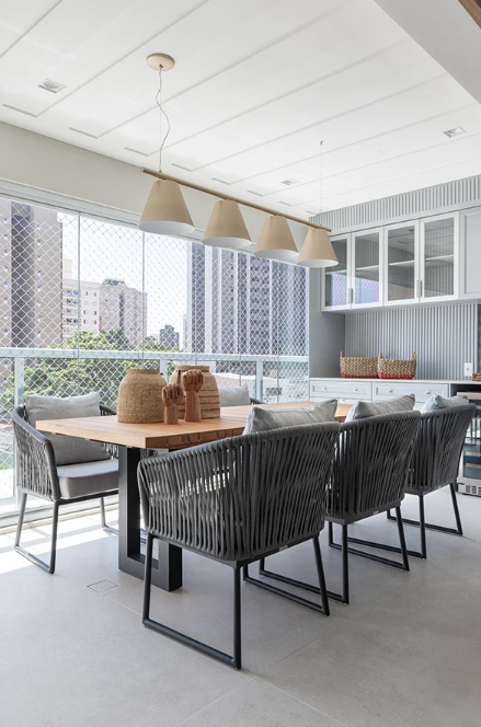 Porcelanato cinza na área gourmet é prático, durável e fácil de manter – Foto: Daniela Magario | Projeto: Bruna Barbieri Arquitetura