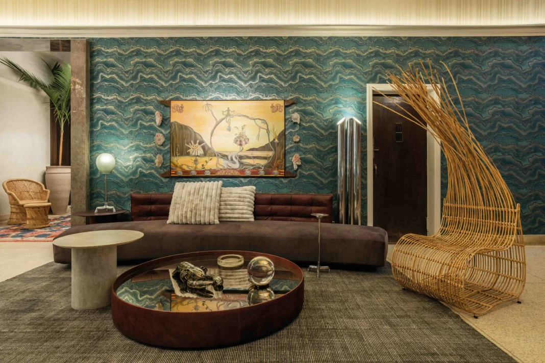 Poltrona Rattan Vertigem, da marca Biasá, é destaque neste ambiente – Foto: Israel Gollino/CASACOR | Projeto: André Bastos e Pedro Luiz de Marqui