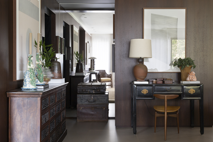 A busca por móveis e objetos antigos envolve um olhar atento e uma boa pesquisa realizada em feiras, antiquários, bazares e leilões. Mesmo em viagens, é possível encontrar peças únicas capazes de agregar memórias, boas lembranças e que faz jus ao repertório do morador