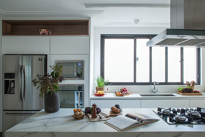 A arquiteta diz que a instalação da cuba deve acompanhar o triângulo formado entre a geladeira e fogão