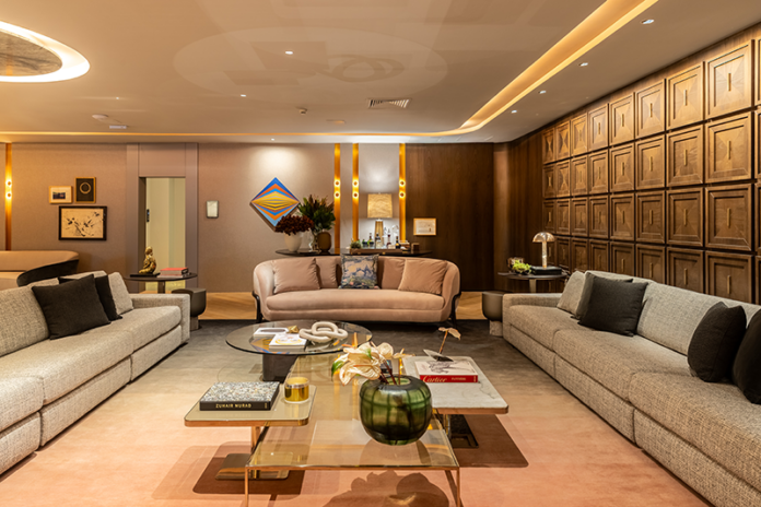 Mostra Artefacto 2026 | Neste generoso estar integrado com jantar, de 110m², os visitantes encontram diversos elementos atemporais aplicados no ambiente