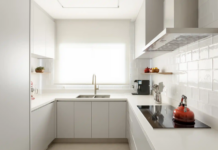 Cozinha com cooktop: o que considerar para acertar no projeto? Vitrocerâmica traz superfície plana, controles digitais e tecnologia avançada – Foto: Ricardo Bassetti | Projeto: Figueiredo Fischer