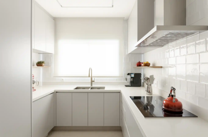 Vitrocerâmica traz superfície plana, controles digitais e tecnologia avançada – Foto: Ricardo Bassetti | Projeto: Figueiredo Fischer 