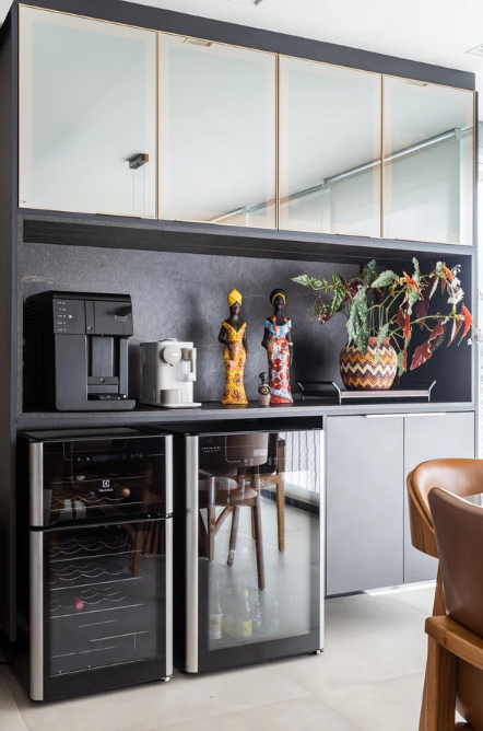 A adega climatizada mantém a temperatura mais controlada ao longo do dia, preservando aroma, sabor e estrutura do vinho – Foto: David Aranha | Projeto: Camila Palladino Arquitetura