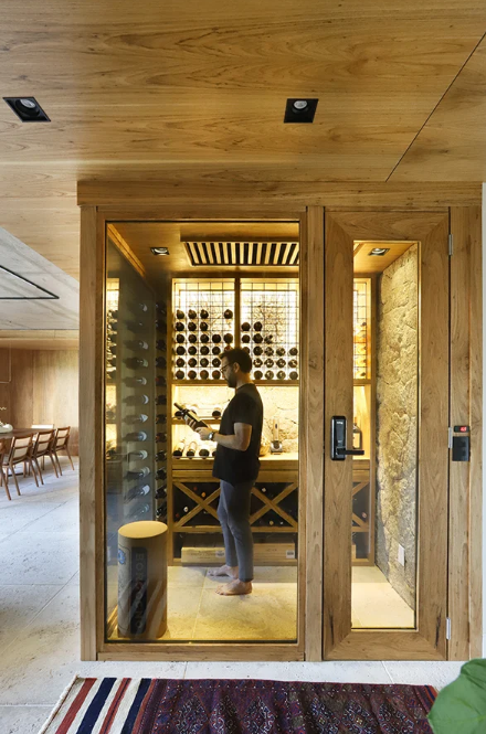 Ter o vinho na temperatura certa muda a experiência de servir – Foto: Mariana Orsi @marianaorsifotografia | Projeto: Mandril Arquitetura