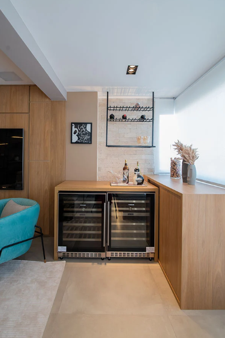 A adega climatizada foi pensada para quem quer manter o vinho nas melhores condições possíveis em casa – Foto: Erika Urbino | Projeto: Mari Milani + Arquitetas