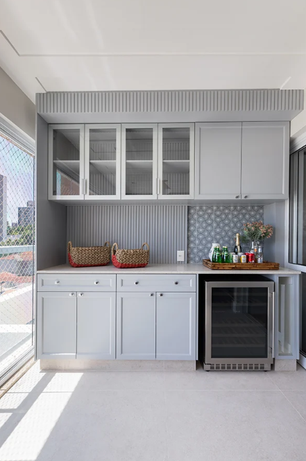 Vibração, odores e temperatura oscilante: a geladeira comum reúne três fatores que interferem na conservação do vinho – Foto: Daniela Magario | Projeto: Bruna Barbieri Arquitetura