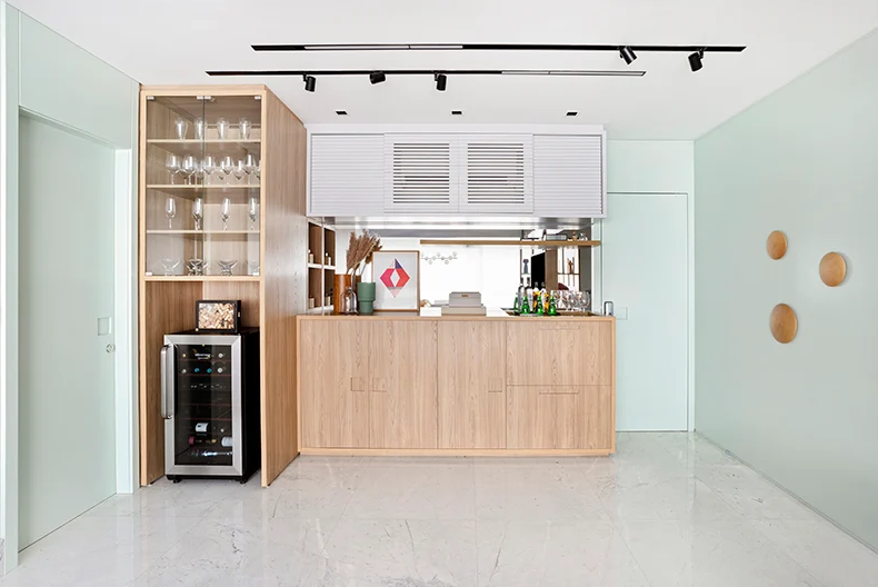 A adega climatizada se adapta a diferentes ambientes – Foto: Julia Ribeiro | Projeto: Bianchi & Lima Arquitetura e Interiores