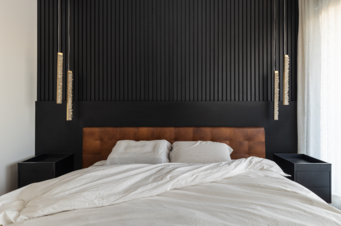 7. Roupa de cama branca ou em tons terrosos equilibra o peso da cor preta – Foto: Fernando Crescenti | Projeto: Nosso Estudio | Arquitetura & Engenharia