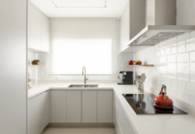 10 cozinhas minimalistas para você se inspirar com o estilo clean Janelas livres valorizam o espaço – Foto: Ricardo Bassetti/CASACOR | Projeto: Figueiredo Fischer Arquitetos