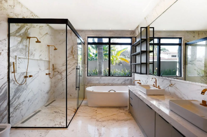 5. Mármore necessita de acabamento antiderrapante – Foto: @sidneydollfotografo – Projeto: Cintia Carrara Arquitetura