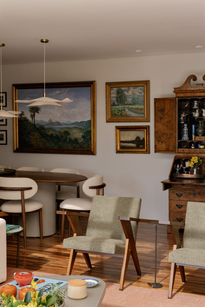 Estúdio Gris Arquitetura: Living e Área Gourmet com Acervo de Família