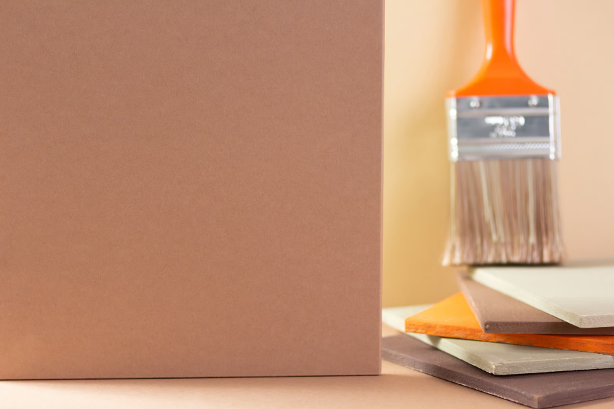 Lixar o MDF antes de pintar é o que garante a aderência da tinta – Foto: Envato