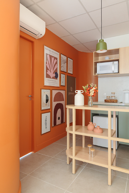 O laranja está entre as cores mais associadas ao estímulo do apetite – Foto: Felco | Projeto: Pitaco Arquitetura