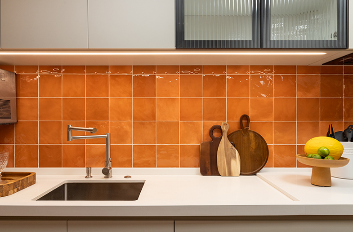 A cozinha é o ambiente mais receptivo à cor laranja – Foto: Julia Nóvoa | Projeto: Mageste & Blinovas Arquitetura