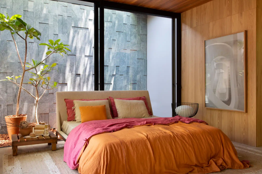 Detalhes pontuais criam menos estímulo visual que paredes vibrantes – Foto: Denilson Machado/CASACOR | Projeto: UP3 Arquitetura