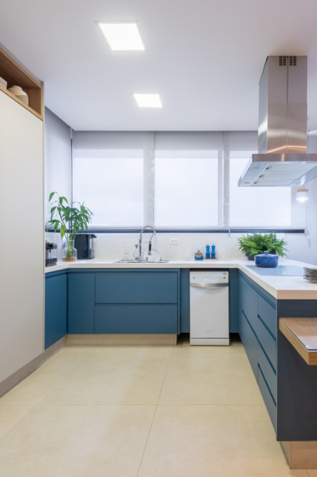 1. Armários em azul petróleo nos módulos inferiores, bancada branca e piso bege neutro – Foto: Janaína Santoandréa | Projeto: Bianca Rodrigues