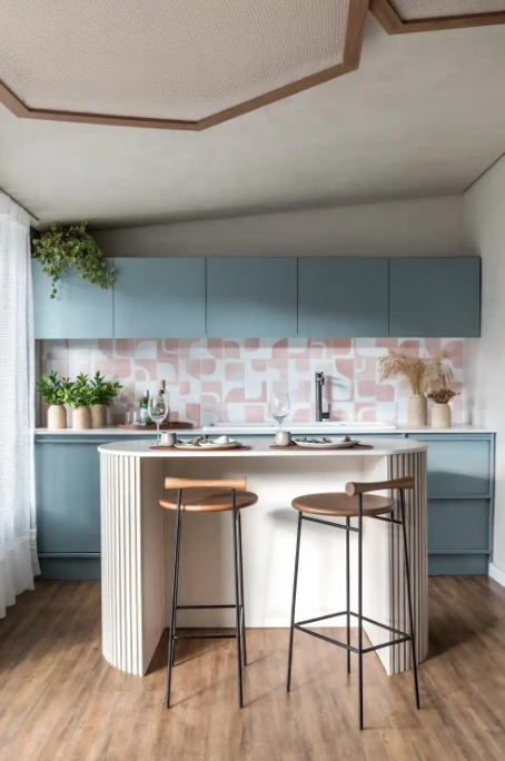 10. Azul acinzentado claro na marcenaria com backsplash rosé e piso amadeirado aquecendo o conjunto – Foto: Eduardo Macarios/CASACOR | Projeto: Bruna Varhau e Raphael Meza