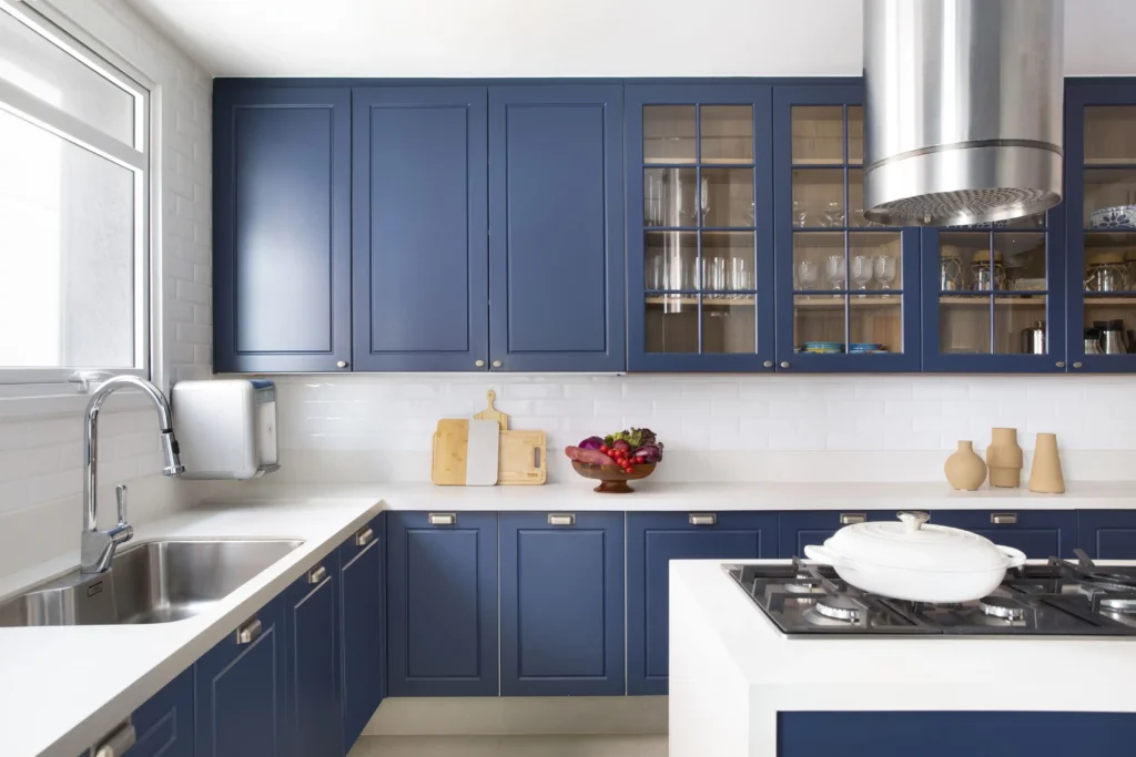 3. Azul marinho em marcenaria clássica com inox na coifa e torneira e puxadores em metal escovado – Foto: Juliano Colodeti, do MCA Estúdio/CASACOR | Projeto: Cristina Bezamat