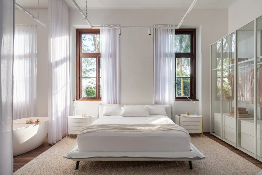 Um ambiente minimalista não precisa parecer impessoal ou frio – Foto: Cristiano Bauce/CASACOR | Projeto: Lineastudio Arquitetas