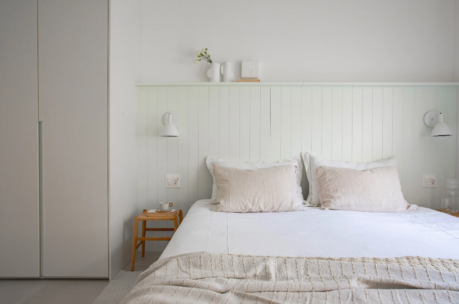 Uma cabeceira simples combina melhor com a proposta do quarto minimalista – Foto: MCA Estúdio / Produção visual: Andrea Brito Velho | Projeto: Natália Lemos