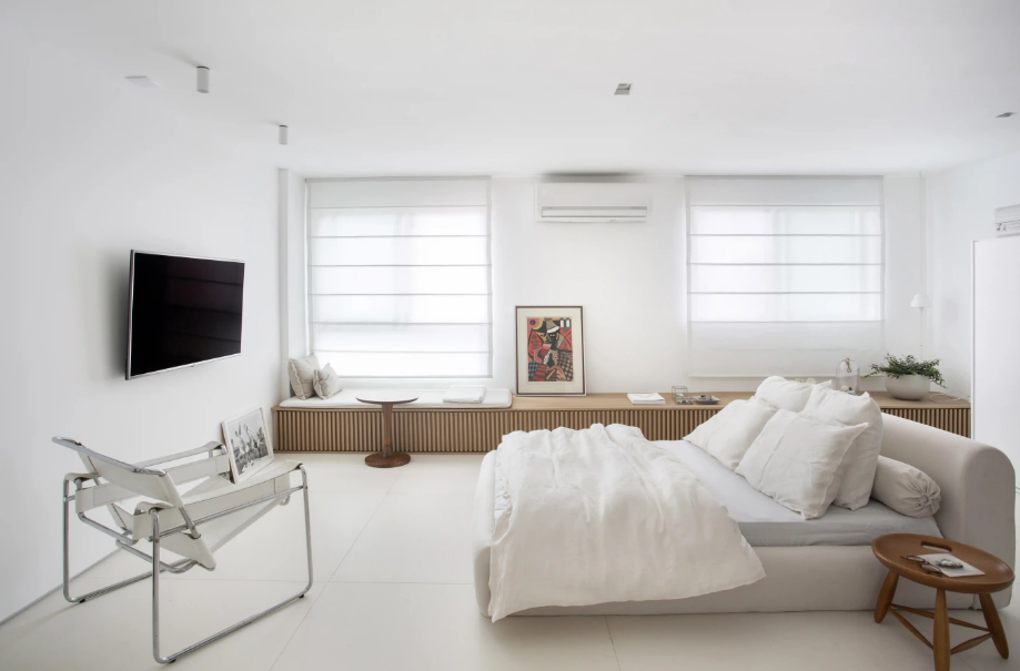 A textura dá profundidade ao quarto quando aparece de um jeito discreto – Foto: MCA Estúdio/CASACOR | Projeto: Diego Raposo e Manuela Simas