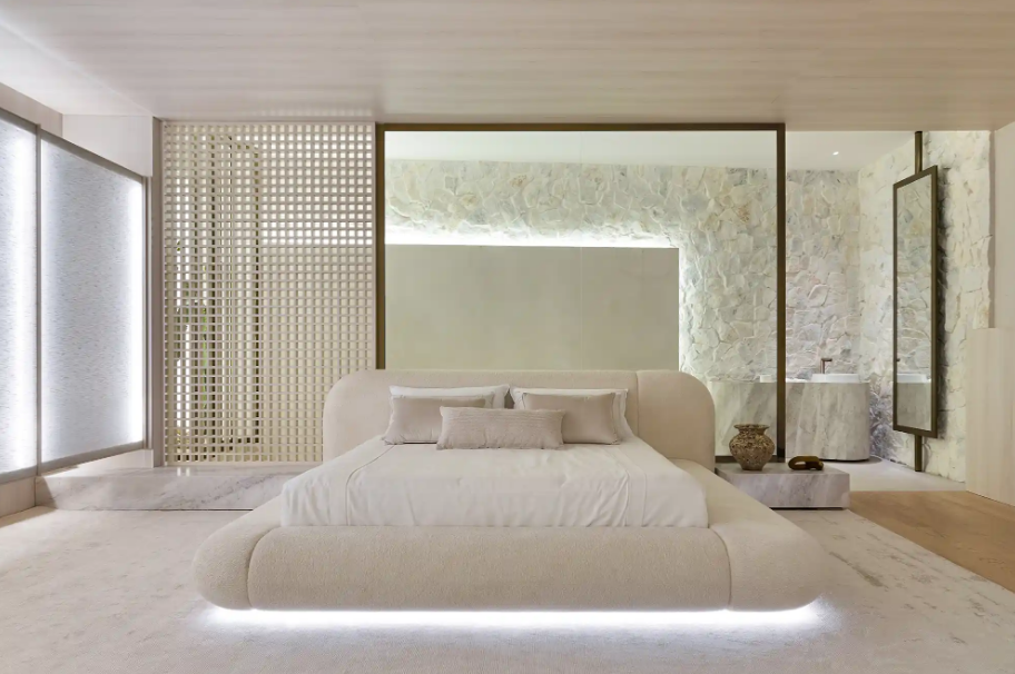 As fitas podem ficar atrás da cabeceira, na prateleira ou embaixo da cama – Foto: Bia Nauiack/CASACOR | Projeto: Griff Arquitetura e Engenharia