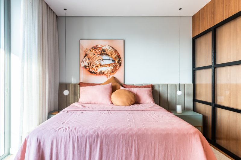 A versão estofada combina base de MDF ou madeira, espuma e revestimento macio – Foto: Guilherme Pucci | Projeto: Bruno Moraes Arquitetura