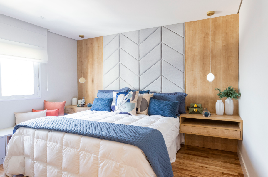 A cabeceira até o teto cria uma faixa vertical atrás da cama – Foto: Mariana Camargo | Projeto: Leticia Garin Arquitetura